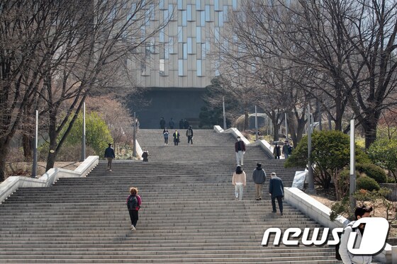 신종 코로나바이러스 감염증(코로나19)이 확산되고 있는 가운데 23일 서울시내 한 대학교 캠퍼스가 한산한 모습을 보이고 있다. 2020.3.23/뉴스1 © News1 유승관 기자