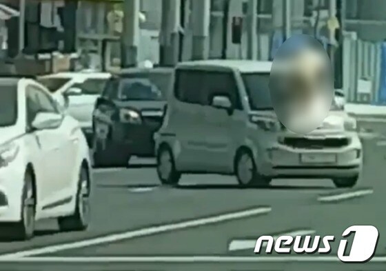 지난 22일 오전 11시30분께 남구 삼산동 농수산물도매시장 인근 도로에서 30대 남성 A씨가 나체로 차량에 올라타 폭력을 행사하고 있다.(영상 캡처 독자 제공) © 뉴스1