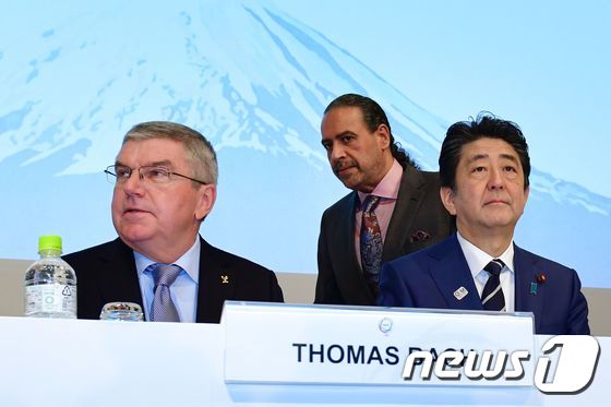 IOC 바흐 위원장(왼쪽)도 아베 일본 총리도 연기를 처음 언급했다. 답을 내놓기는 쉽지 않으나 강행은 이제 어려우 보인다. © AFP=뉴스1