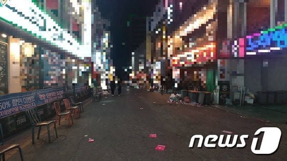 정부 및 지자체가 코로나19 예방을 위한 사회적 거리두기를 거듭 강조하고 있는 가운데 23일 밤 대전 둔산동의 한 거리에는 네온사인과 시민들의 발길이 여전히 이어지고 있다. © 뉴스1