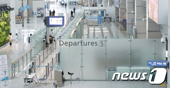 지난 3월 중순 한산한 모습의 인천국제공항 제2터미널 출국장 © News1 김진환 기자