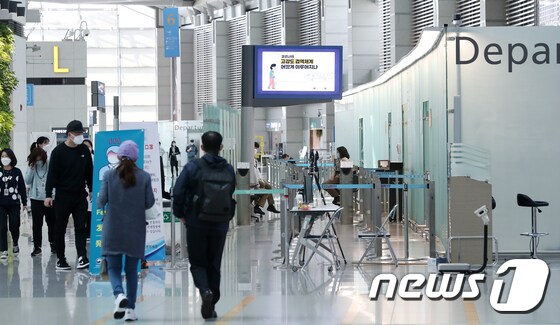 24일 인천국제공항 제2터미널 출국장.  2020.3.24/뉴스1 © News1 김진환 기자