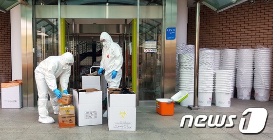 경산시 생활치료센터에서 공무원들이 의료 폐기물을 처리하고 있다(경산시제공)2020.3.24/© 뉴스1