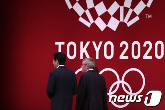 아베 신조 일본 총리(왼쪽)와 토마스 바흐 IOC 위원장의 뒷모습. © AFP=뉴스1