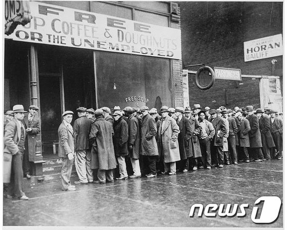 대공황이 한창이던 1931년 미국 일리노이주 시카고의 실업자들/사진=위키피디아, 미국 국가기록원(NARA)