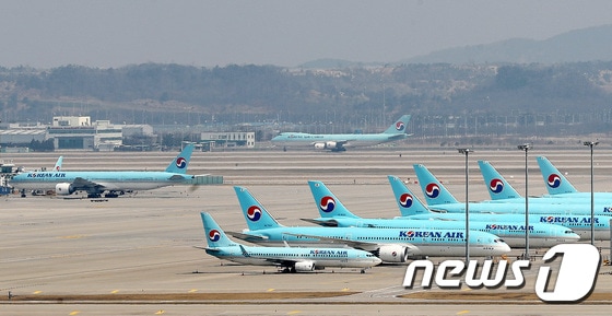 인천국제공항 계류장에 대한항공 항공기가 멈춰서 있다. 2020.3.25/뉴스1 © News1 박지혜 기자