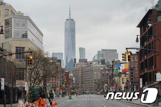 코로나19거 전 세계로 확산되는 가운데  미국 뉴욕 맨하탄 웨스트빌리지 7번가 한산한 모습을 보이고 있다. © AFP=뉴스1