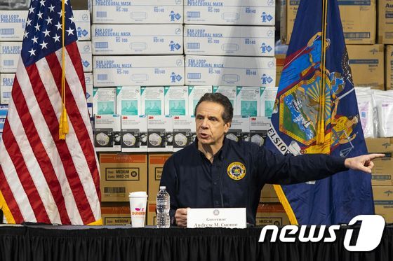 앤드루 쿠오모 뉴욕 주지사가 25일 코로나19 관련 브리핑을 하고 있다. © AFP=뉴스1