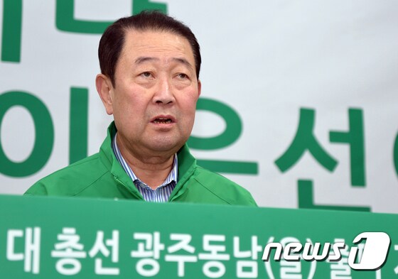박주선 광주 동남을 민생당 후보가 26일 광주시의회 브리핑룸에서 21대 총선 출마 기자회견을 열고 있다. 박 후보는 