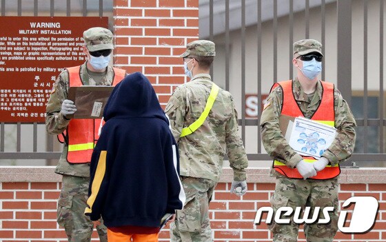 경기도 평택 캠프 험프리스에서 미군 장병들이 마스크를 쓴 채 출입을 통제하고 있다.  2020.3.26/뉴스1 © News1 조태형 기자