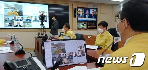 26일 오후 4시 정부세종청사에서 문성혁 장관 이 수산업계와 영상회의를 진행하고 있다.(해양수산부 제공)© 뉴스1