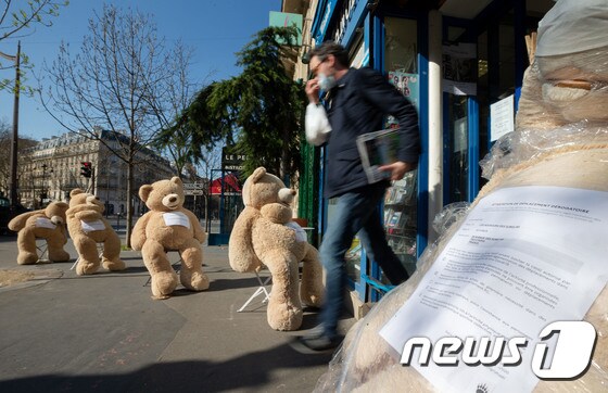 프랑스, 곰 인형 이용한 ‘사회적 거리두기’ 캠페인