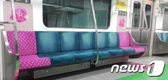 지하철 산부 배려석은 눈에 잘 띄고 따뜻함을 상징하는 핑크색을 택했다.  © 뉴스1
