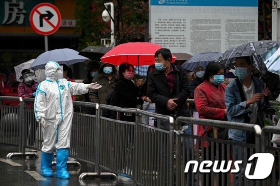지난 26일(현지시간) 후베이성 황강 병원의 발열 클리닉에서 검사를 받으려는 주민들이 줄을 서 있다. © AFP=뉴스1 © News1 우동명 기자