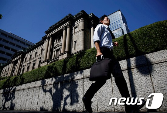 일본은행 앞을 지나는 도쿄 시민. © 로이터=뉴스1