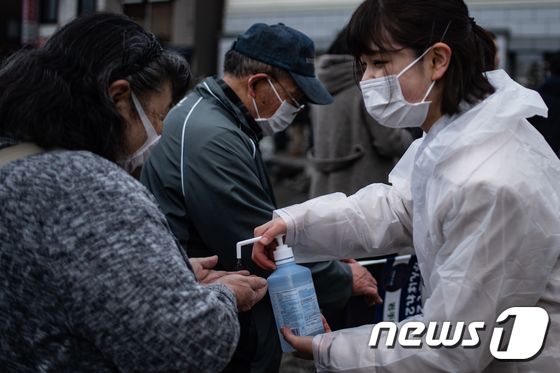 손 소독제를 바르는 도쿄 시민들. © AFP=뉴스1