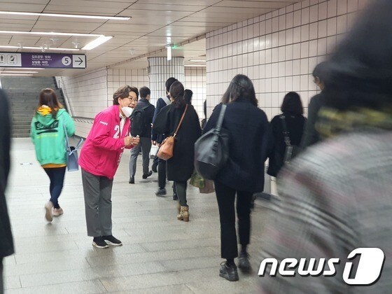 이혜훈 후보가 27일 장한평역에서 출근 인사를 하고 있다. © 뉴스1 정윤미 기자