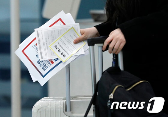 해외 입국자가 인천국제공항에서 검역확인증을 들고 입국하고 있다./뉴스1 © News1 안은나 기자