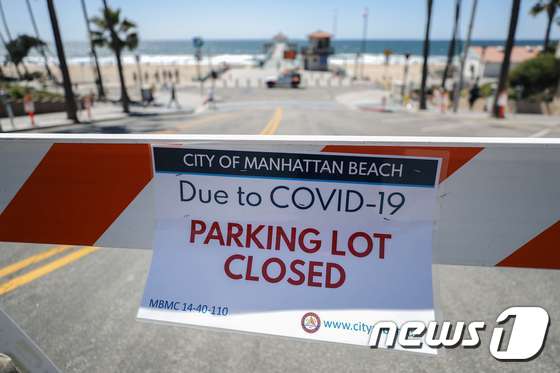 27일(현지시간) 코로나19 확산을 막기 위해 폐쇄된 해변 주차장. © AFP=뉴스1