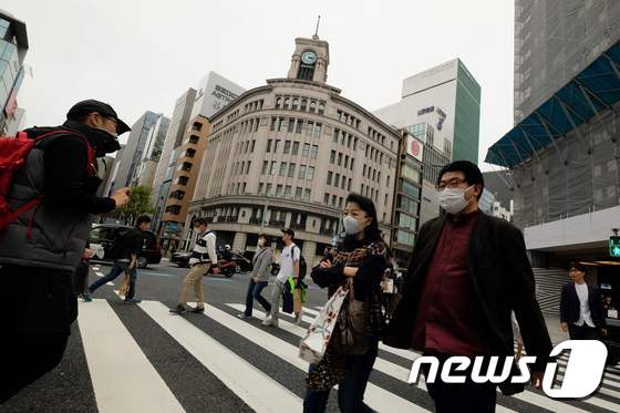 28일 일본 도쿄 긴자 거리를 지나는 시민들 가운데 일부가 마스크를 착용하고 있다. © AFP=뉴스1