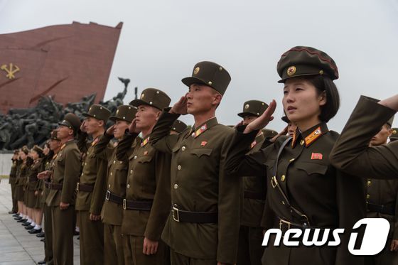 북한군 병사들이 작년 10월10일 조선노동당 창건 제74주년을 맞아 평양 만수대 언덕에 위치한 김일성·김정일 동상을 찾아 경례하고 있다. © AFP=뉴스1