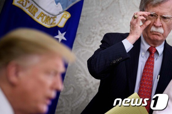 도널드 트럼프 미국 대통령(왼쪽 아래)를 바라보고 있는 존 볼턴 전 미국 백악관 국가안보보좌관. © AFP=뉴스1