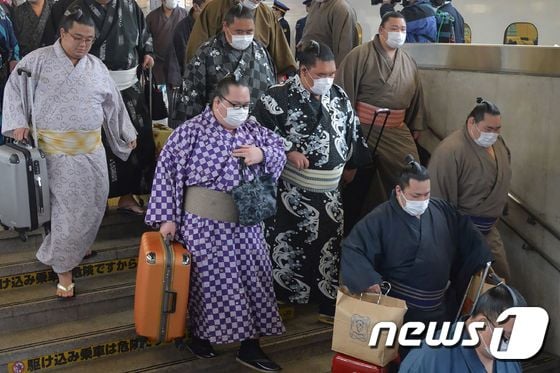 마스크를 착용한 일본 스모 선수들 <자료사진> © AFP=뉴스1