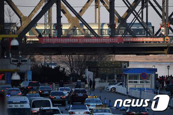 북중 간 국제열차가 작년 2월23일 조중우의교를 건너 중국 랴오닝성 단둥에 도착하고 있다. © AFP=뉴스1