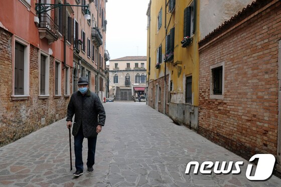 이탈리아 베네치아 거리의 마스크를 착용한 노인. (사진 속 인물은 기사 내용과 무관). © 로이터=뉴스1