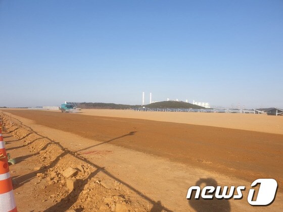 육상 태양광 복토지역 살수 모습© 뉴스1
