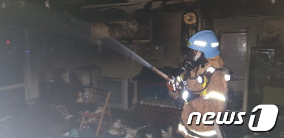 창원 진해구 경화동에서 30일 오후6시39분께 화재가 발생해 60대가 사망했다. 사진은 소방대원이 화재를 진압하고 있다. 창원소방본부 제공. © 뉴스1