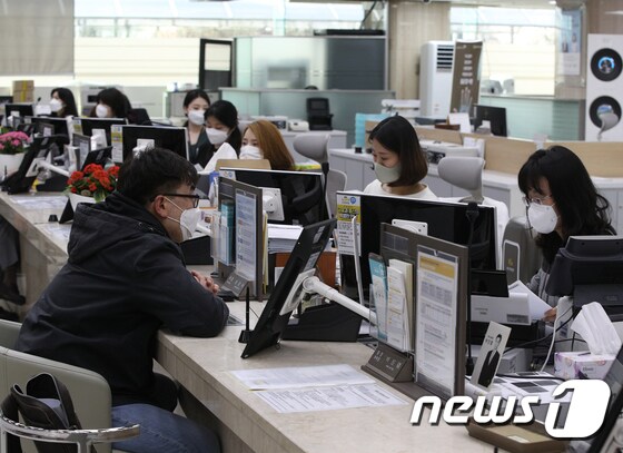 서울 한 은행 영업점 모습. 2020.3.31/뉴스1 © News1 신웅수 기자