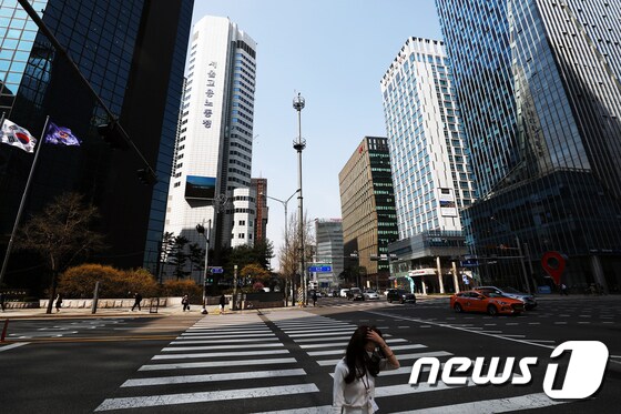 31일 오후 서울 중구 을지로에서 회사원이 발걸음을 재촉하고 있다.. 2020.3.31/뉴스1 © News1 황기선 기자