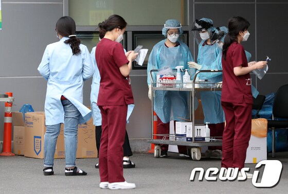 '7명 추가 확진 발생' 분주한 의정부 성모병원 선별진료소