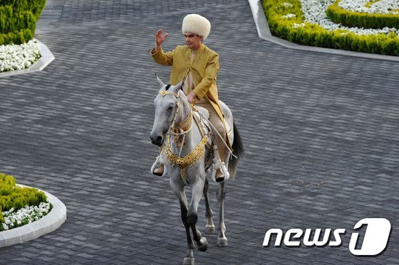 '코로나엔 전통 약초가 특효'. 구르반굴리 베르디무함메도프 투르크메니스탄 대통령의 코로나 퇴치 요법중 또하나는 승마이다. © AFP=뉴스1