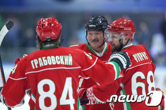 '스포츠는 코로나 최고 명약' 하키장구를 갖춘 알렉산드르 루카셴코 벨라루스 대통령(가운데)이 아이스하키 경기를 펼치고 있다.© 로이터=뉴스1