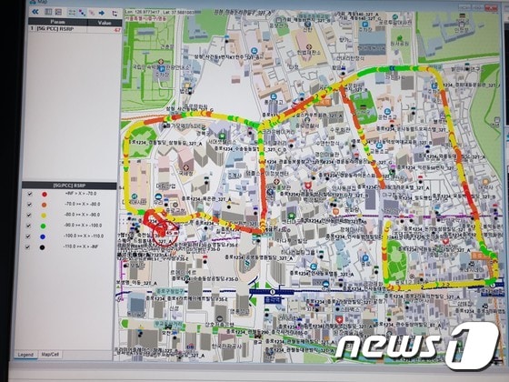 KT의 5G버스에서 종로2가 일대를 이동하며 5G 서비스 품질을 측정한 모습 © News1 강은성 기자