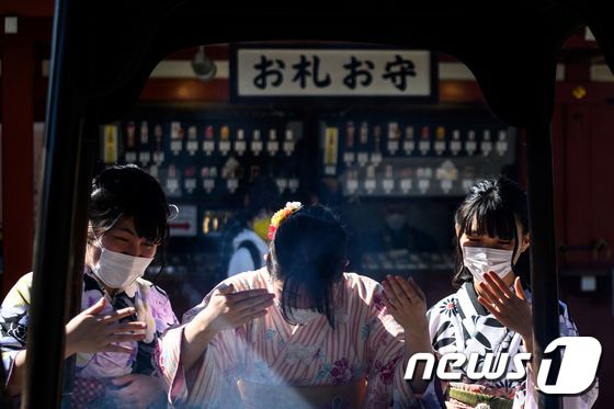 지난 3일 도쿄의 한 신사를 방문한 여성들이 마스크를 쓰고 있다(사진은 기사 내용과 관련이 없음). © AFP=뉴스1