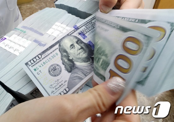 서울 중구 하나은행 위변조대응센터에서 은행 관계자가 달러화를 정리하고 있다. 2020.3.4/뉴스1 © News1 이동해 기자