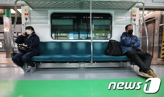 4일 오후 서울지하철 2호선에 탑승한 마스크를 쓴 시민들이 띄엄띄엄 간격을 두고 앉아 있다.  © News1 박지혜 기자