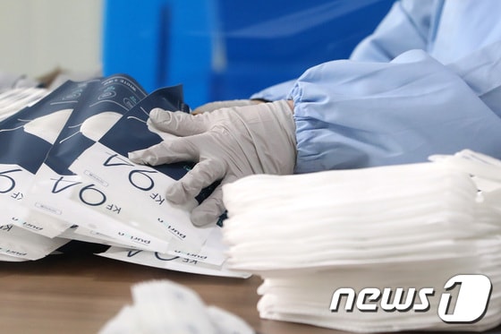 5일 오후 경기도 광주시 소재 한 마스크 제조업체에서 관계자들이 마스크를 포장하고 있다. 2020.3.5/뉴스1 © News1 조태형 기자