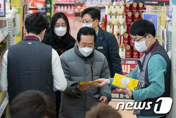 지난3월 6일 오전 서울 시내의 한 대형마트에서 시민들이 마스크를 구입하기 위해 줄을 길게 서 있다. 2020.3.6/뉴스1 © News1 이재명 기자