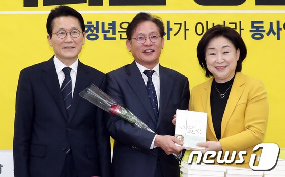 배진교 정의당 신임 원내대표(가운데). 2020.3.8/뉴스1 © News1 김명섭 기자