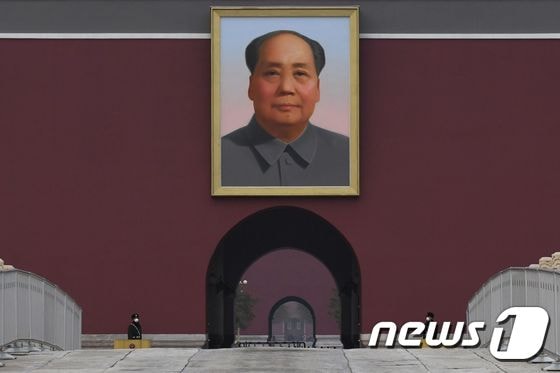 베이징 천안문 광장에 걸려 있는 마오쩌둥 초상화. © AFP=뉴스1 © News1 