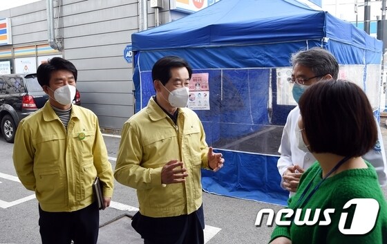 안병용 의정부시장이 '경기도의료원 의정부병원'에 방문해 코로나19 상황을 점검하고 있다. © 뉴스1