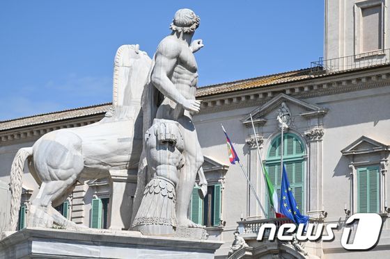 이탈리아 대통령궁 코로나19 희생자 추모를위한 이탈리아기와 유럽연합(EU) 국기 조기 게양 © AFP=뉴스1 © News1 김정한 기자