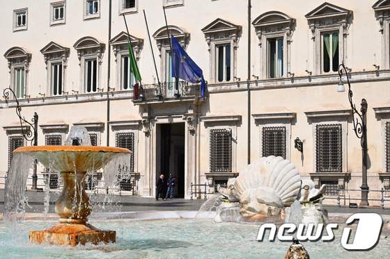 로마 팔라조 치기 정부 건물의 이탈리아기와 유럽연합(EU)기 조기 게양 © AFP=뉴스1 © News1 김정한 기자