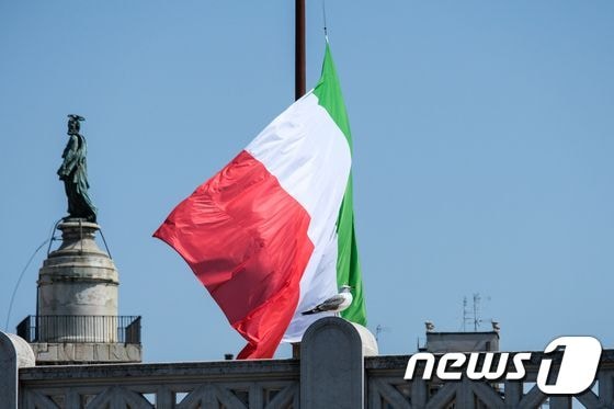 로마 알타레 델라 파트리아 - 비토리오 에마누엘레 2세 기념비 위 조기. © AFP=뉴스1 © News1 김정한 기자