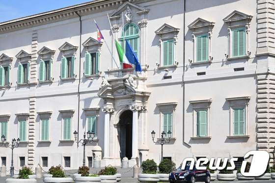 '코로나 희생자 추모' 조기 걸린 이탈리아 대통령궁
