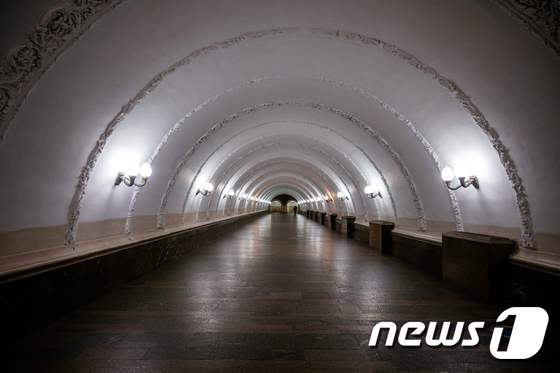 코로나19 확산으로 자가격리에 들어간 모스크바의 아호뜨니랴드 지하철역에 인적이 끊긴 모습. © AFP=뉴스1